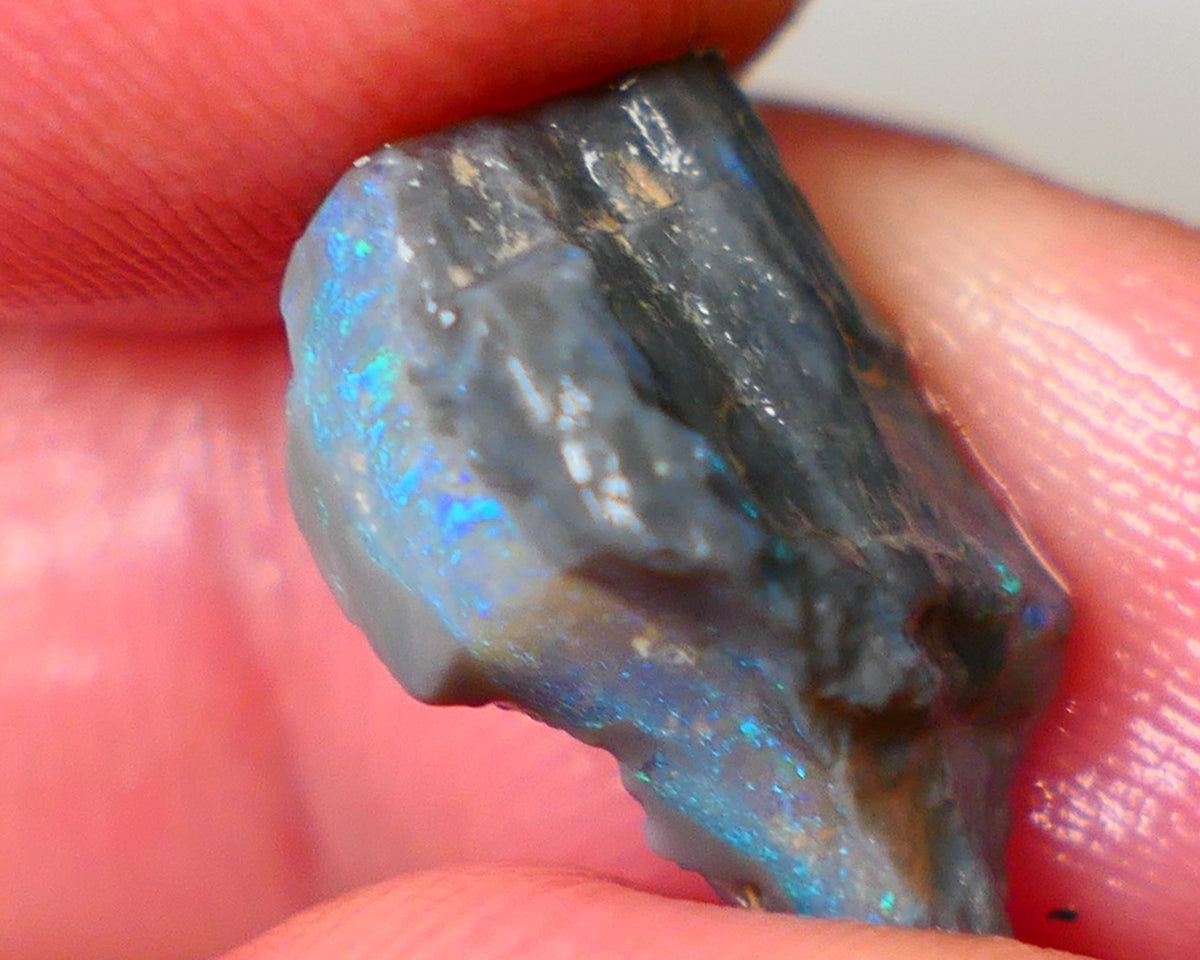 Bright & Colourful  L/Ridge Dark base Seam opal to cut 4.50cts  Light Green & Blue hues 16x11x6mm Auction48